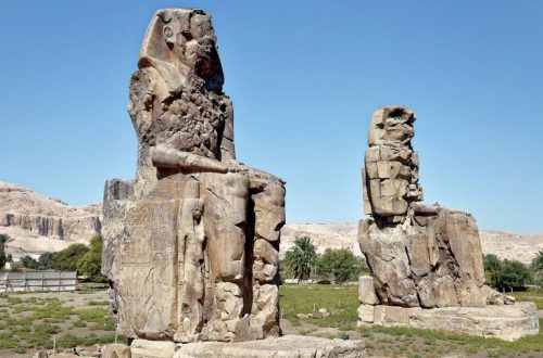 Memnonove kolosy: monumentálne sochy starovekých Théb