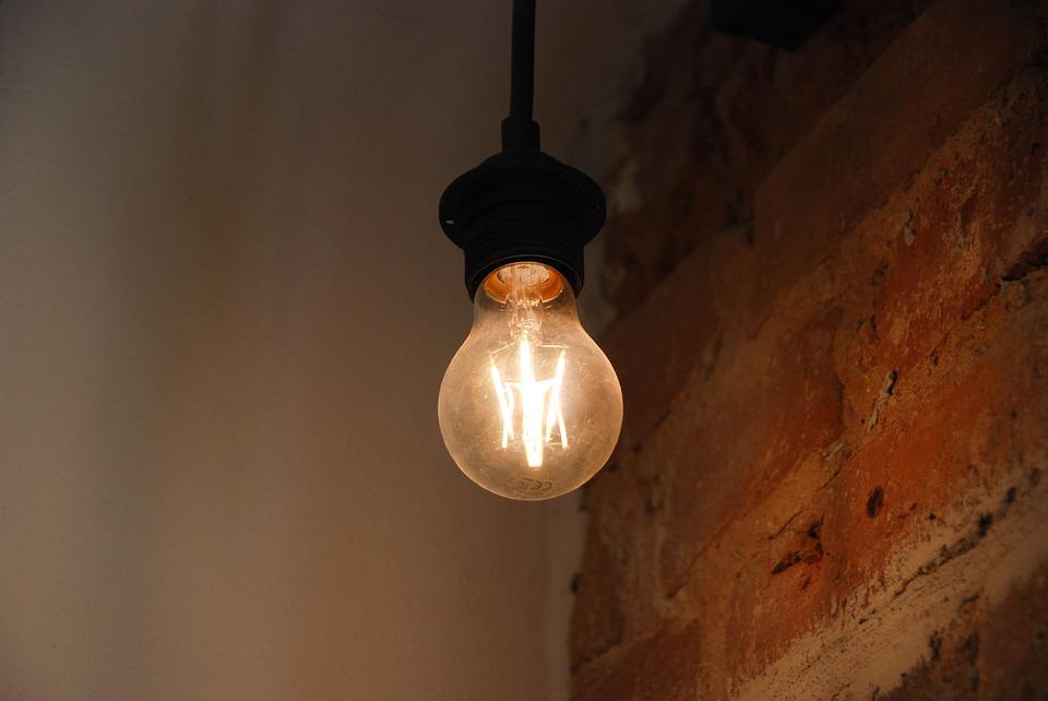 Ako doma znížiť účty za elektrinu?
